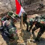 Pos Oelbinose Satgas Pamtas Yonarmed 15/Cailendra Menandai Koordinat Patok Yang Mengalami Pergeseran Karena Faktor Alam.