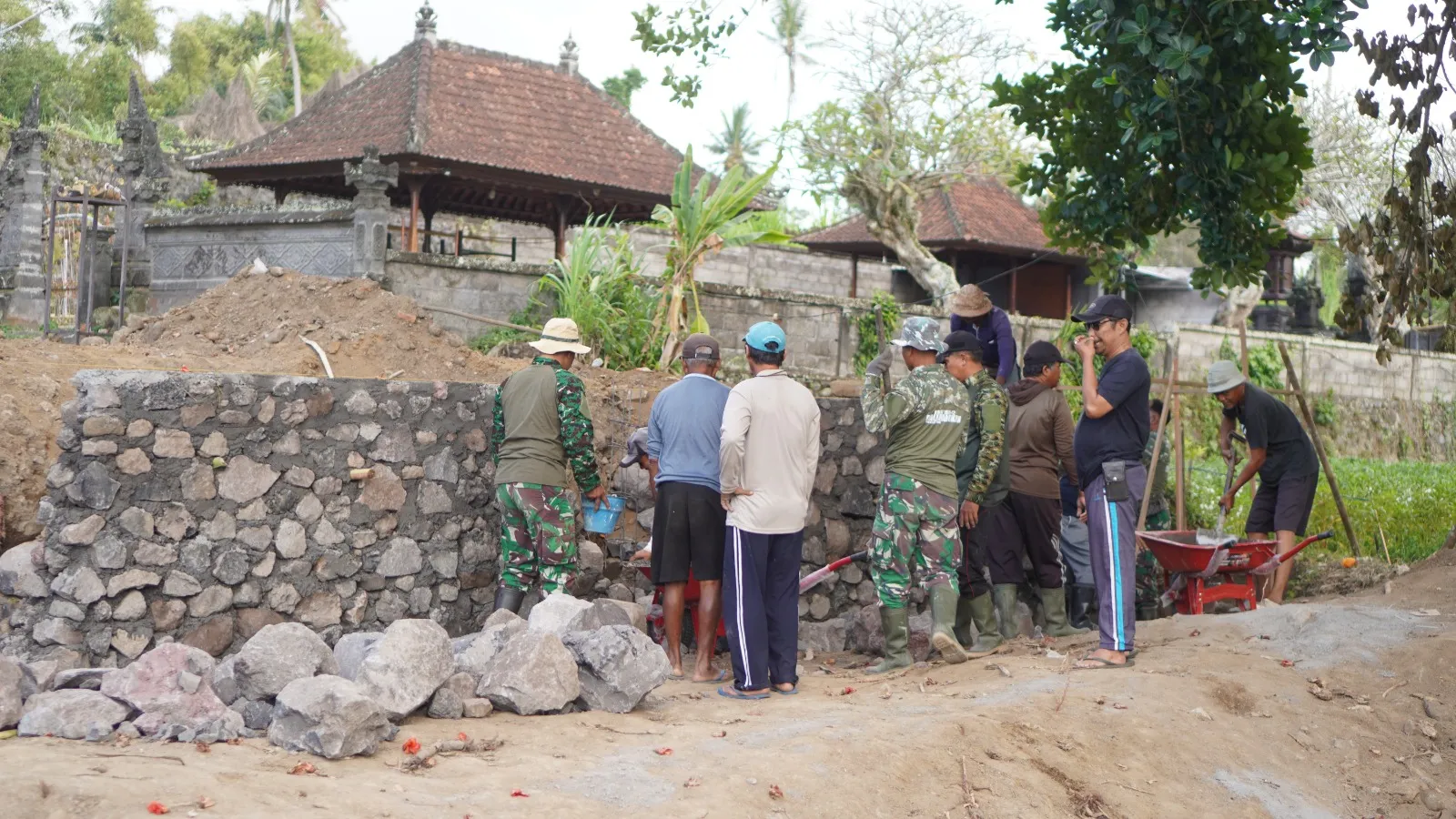 Kejar Target Tepat Waktu, Satgas TMMD ke-130 Kodim Klungkung Genjot 10 Sasaran Fisik di Desa Tihingan