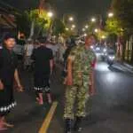 Prosesi Adat di Penataran Batan Pakel Hyangloni, Babinsa dan Pecalang Siaga Amankan Ribuan Warga