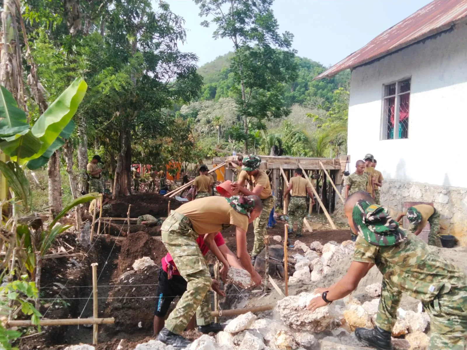 Wujudkan Lingkungan Sehat, Satgas TMMD Kodim 1613/Sumba Barat Percepat Pembangunan MCK di Tanarighu