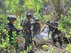 Cegah Barang Ilegal Masuk Indonesia, Satgas Yonarhanud 14/PWY Amankan 14 Karung Balpres