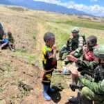 ​Hadir di Tengah Kesulitan Warga, Satgas Yonif 742/SWY Usap Duka Kekeringan di Kuyawage